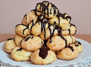 Una foto de Torre de profiteroles rellenos con dulce de leche 💣 🐽 🐷 🐖
