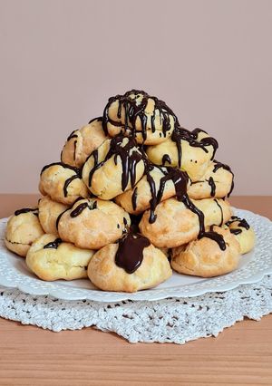 Una foto de Torre de profiteroles rellenos con dulce de leche 💣 🐽 🐷 🐖