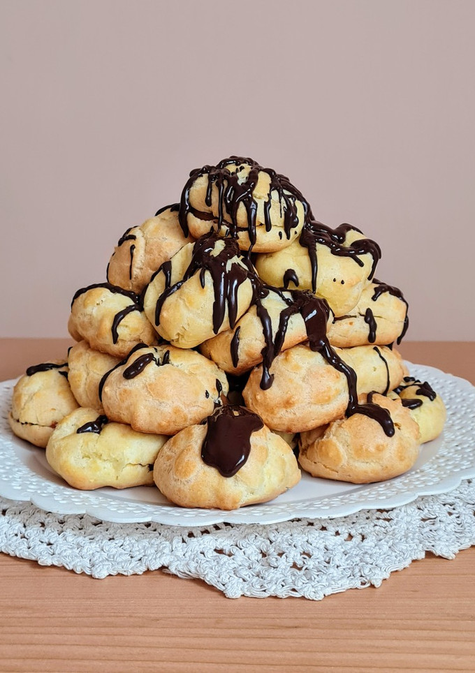 Una foto de Torre de profiteroles rellenos con dulce de leche 💣 🐽 🐷 🐖