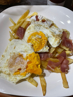 Una foto de Huevos rotos con jamón