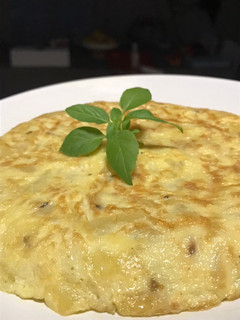 Una foto de Tortilla de patatas y cebolla, la típica, para dos que se cuidan!! (muy light)