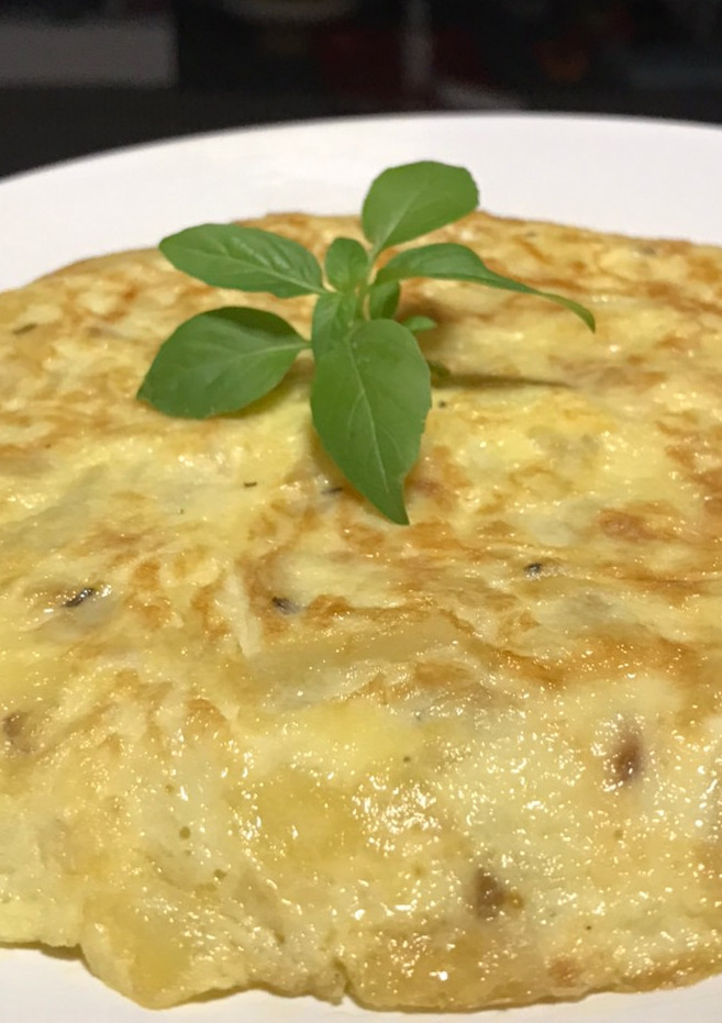 Una foto de Tortilla de patatas y cebolla, la típica, para dos que se cuidan!! (muy light)