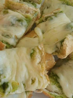 Una foto de Pan de ajo con queso