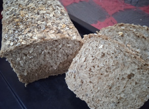 Una foto de Pan de molde integral con granos