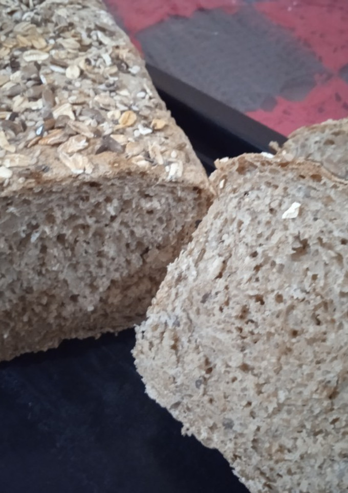 Una foto de Pan de molde integral con granos