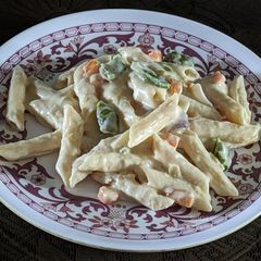 A picture of Penne pasta in white sauce (with fresh cream and cheese).
