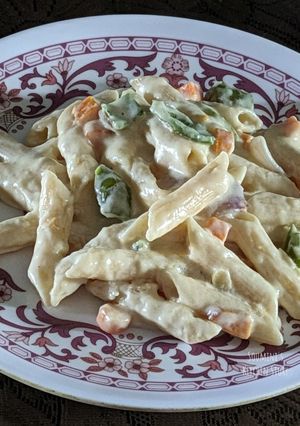 A picture of Penne pasta in white sauce (with fresh cream and cheese).