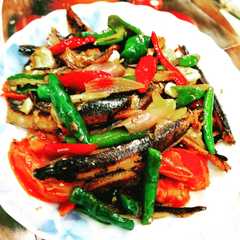 A picture of Ikan asin Salem besek lombok hijau.