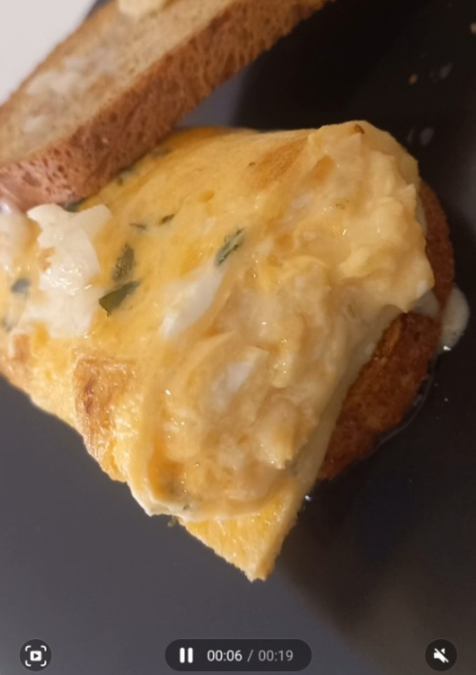 Una foto de Canelón de huevo relleno de huevo 🍳