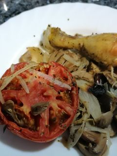 Una foto de Muslos de pollo al horno con verduras