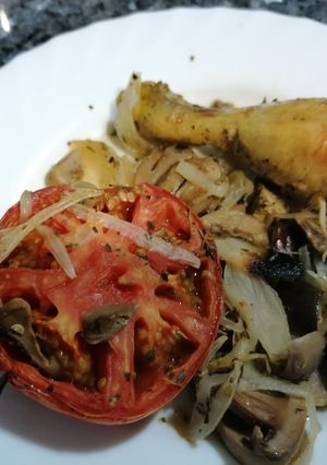 Una foto de Muslos de pollo al horno con verduras