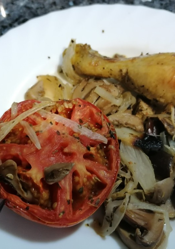 Una foto de Muslos de pollo al horno con verduras