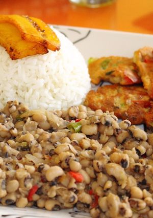 Una foto de Frejoles estilo chifa con torrejas de atún