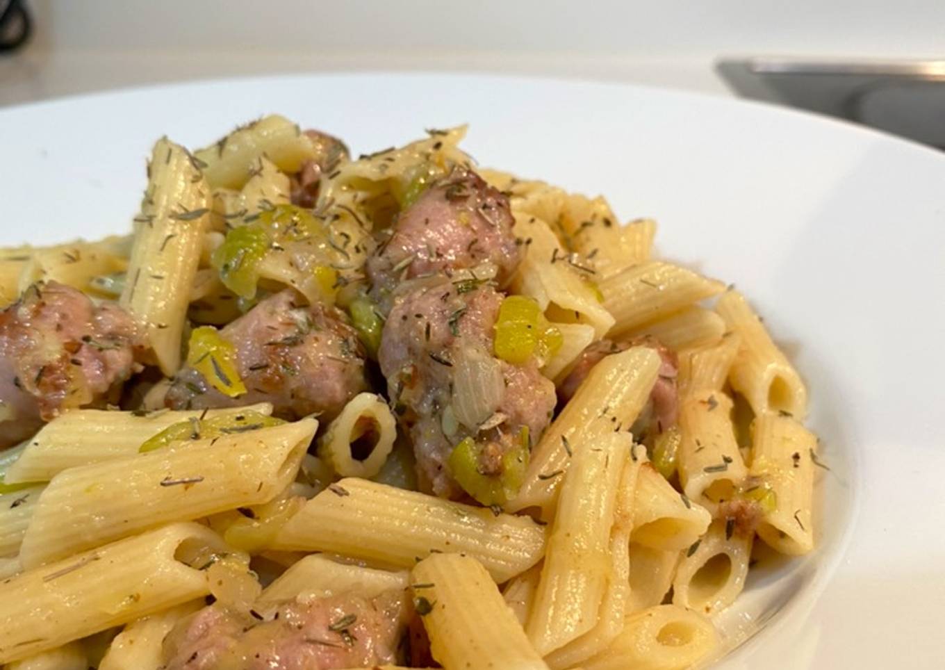 Pasta con salchicha blanca y calabacín al tomillo