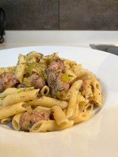 Una foto de Pasta con salchicha blanca y calabacín al tomillo
