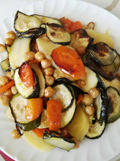 Una foto de Verduras con garbanzos al horno