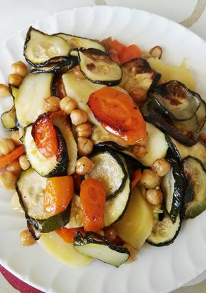 Una foto de Verduras con garbanzos al horno