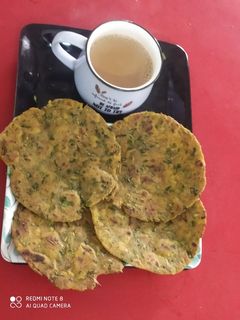 લીલા ધાણા લસણ ની ભાખરી (Lila Dhana Lasan Bhakhri Recipe In Gujarati) રેસીપી મુખ્ય ફોટો