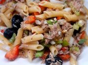 Una foto de ensalada de penne