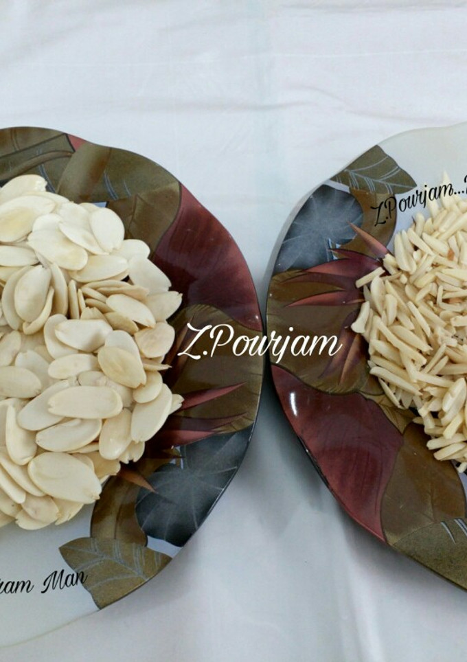 عکسی از دستور پـَرَک و خلال کردن بادام