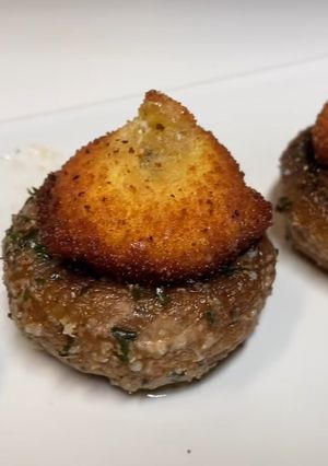 Una foto de Pincho de yema rellena