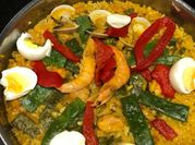 Una foto de arroz con calamares y fumet