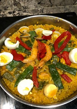 Una foto de Paella con calamares y judías verdes