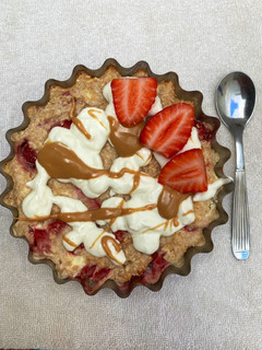 Una foto de Avena horneada de “cheesecake” de frutilla