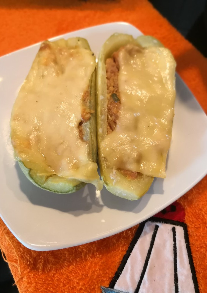 Una foto de Calabacines rellenos de atún