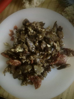 Una foto de Alcachofas con chorizo y huevo