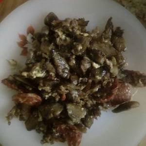 Alcachofas con chorizo y huevo