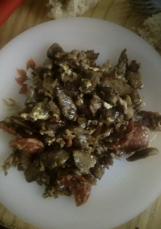 Una foto de Alcachofas con chorizo y huevo
