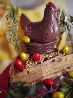 Una foto de Tarta de Pascua Milhojas de Bizcocho con Ganaché de Chocolate