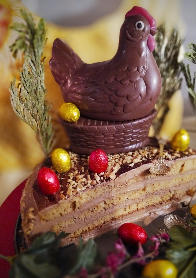 Una foto de Tarta de Pascua Milhojas de Bizcocho con Ganaché de Chocolate