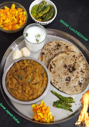 રીંગણનો ઓળો બાજરી નો રોટલો (Ringan Oro Bajri Rotlo Recipe In Gujarati) રેસીપી મુખ્ય ફોટો