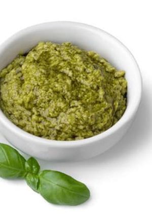 Una foto de Pesto genovés tradicional de albahaca