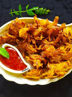 क्रिस्पी प्याज़ के पकौड़े (Crispy pyaz ke Pakora Recipe In Hindi) रेसिपी मुख्य फोटो