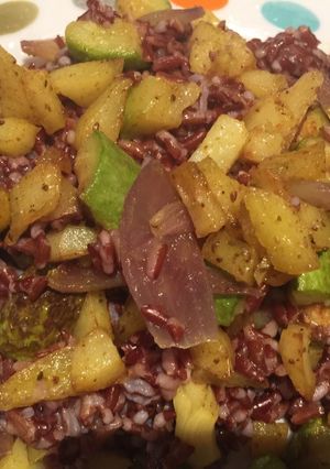 صورة لوصفة رز أسمر وخضار بنكهة زيت جوز الهند