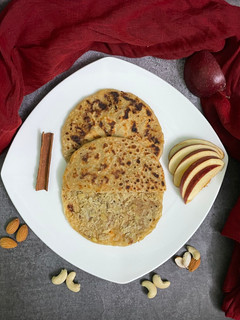 एप्पल के स्टफ्ड पराठे(apple stuffed parathe recipe in hindi) रेसिपी मुख्य फोटो