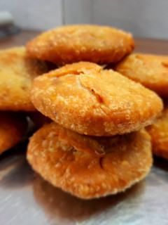 मटर प्याज़ की कचौड़ी (Matar pyaz ki kachori recipe in Hindi) रेसिपी मुख्य फोटो
