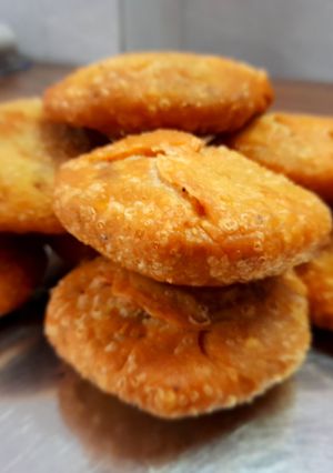 मटर प्याज़ की कचौड़ी (Matar pyaz ki kachori recipe in Hindi) रेसिपी मुख्य फोटो