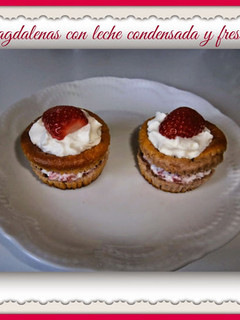 Una foto de Magdalenas con leche condensada y fresas