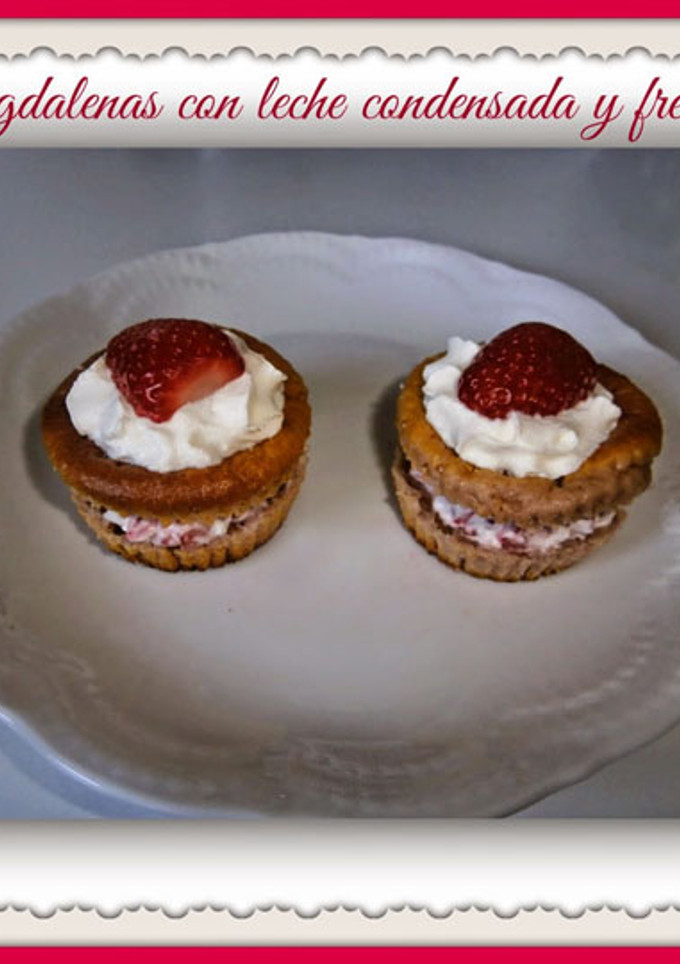 Una foto de Magdalenas con leche condensada y fresas