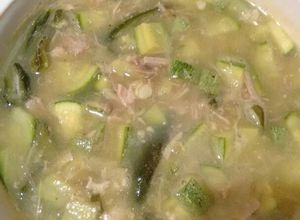 Una foto de Pulpa de cerdo en salsa verde con calabacitas y chile poblano. ॐ