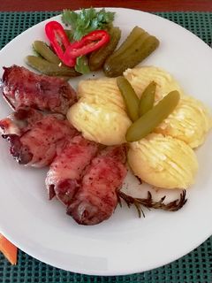 Csirkemáj baconbe tekerve rozmaring nyárson recept fotója