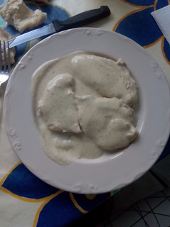 Una foto de Pollo en salsa de piñones