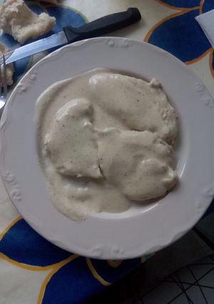 Una foto de Pollo en salsa de piñones