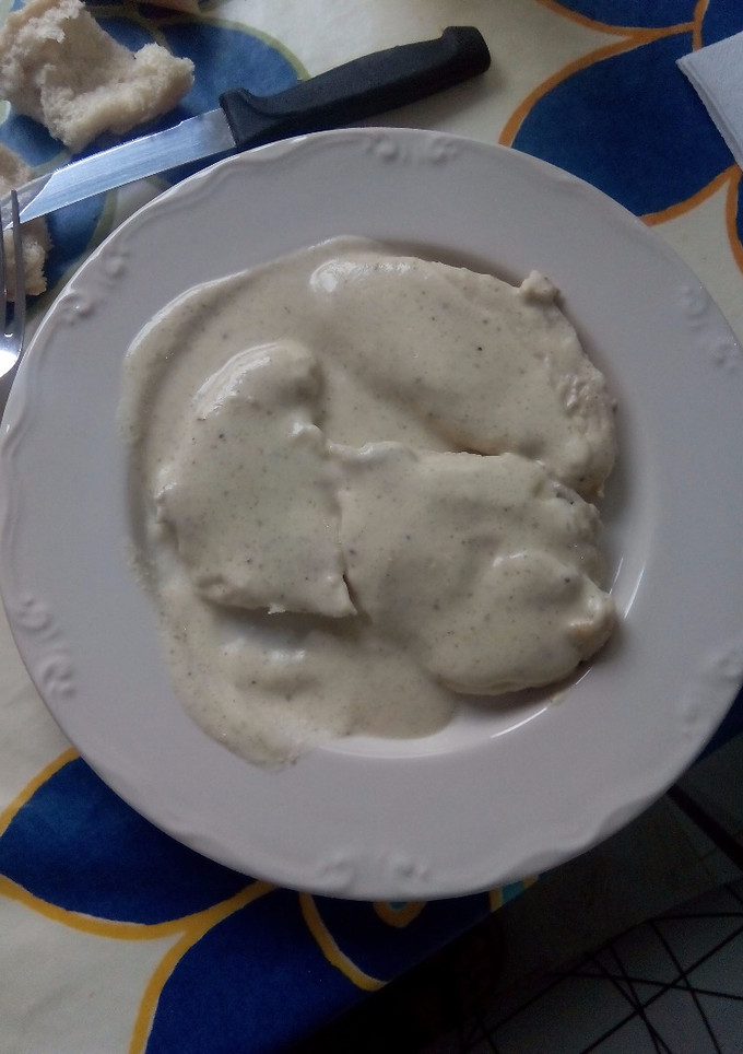 Una foto de Pollo en salsa de piñones