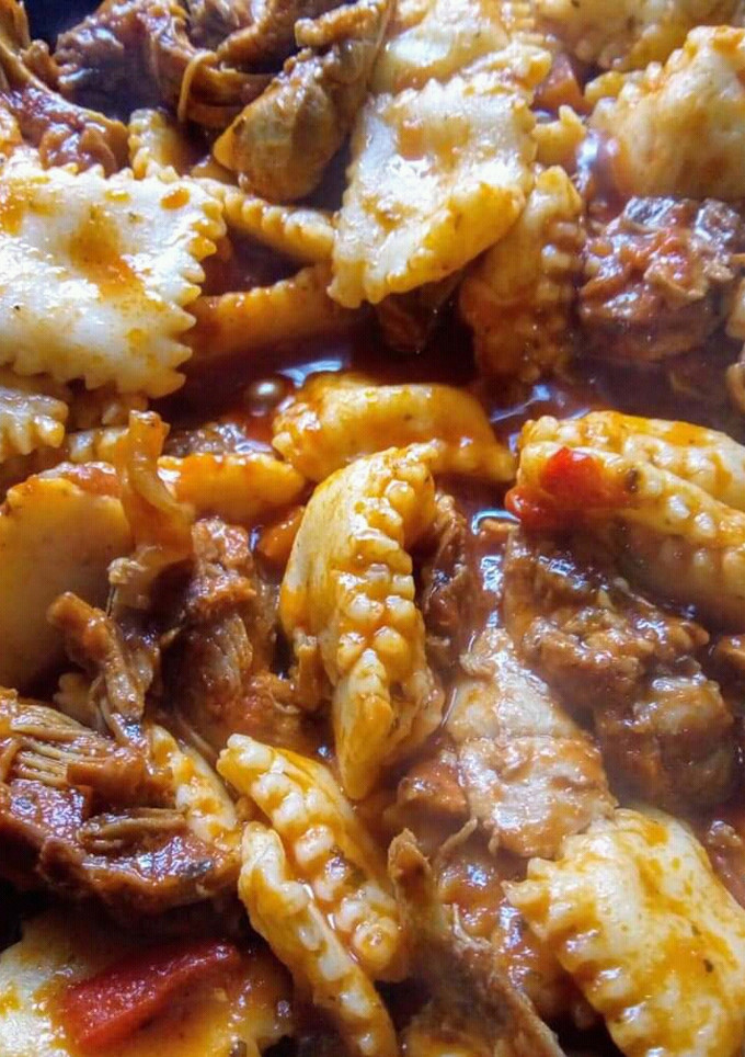 Una foto de Ravioles de ricota con salsa de morrón rojo