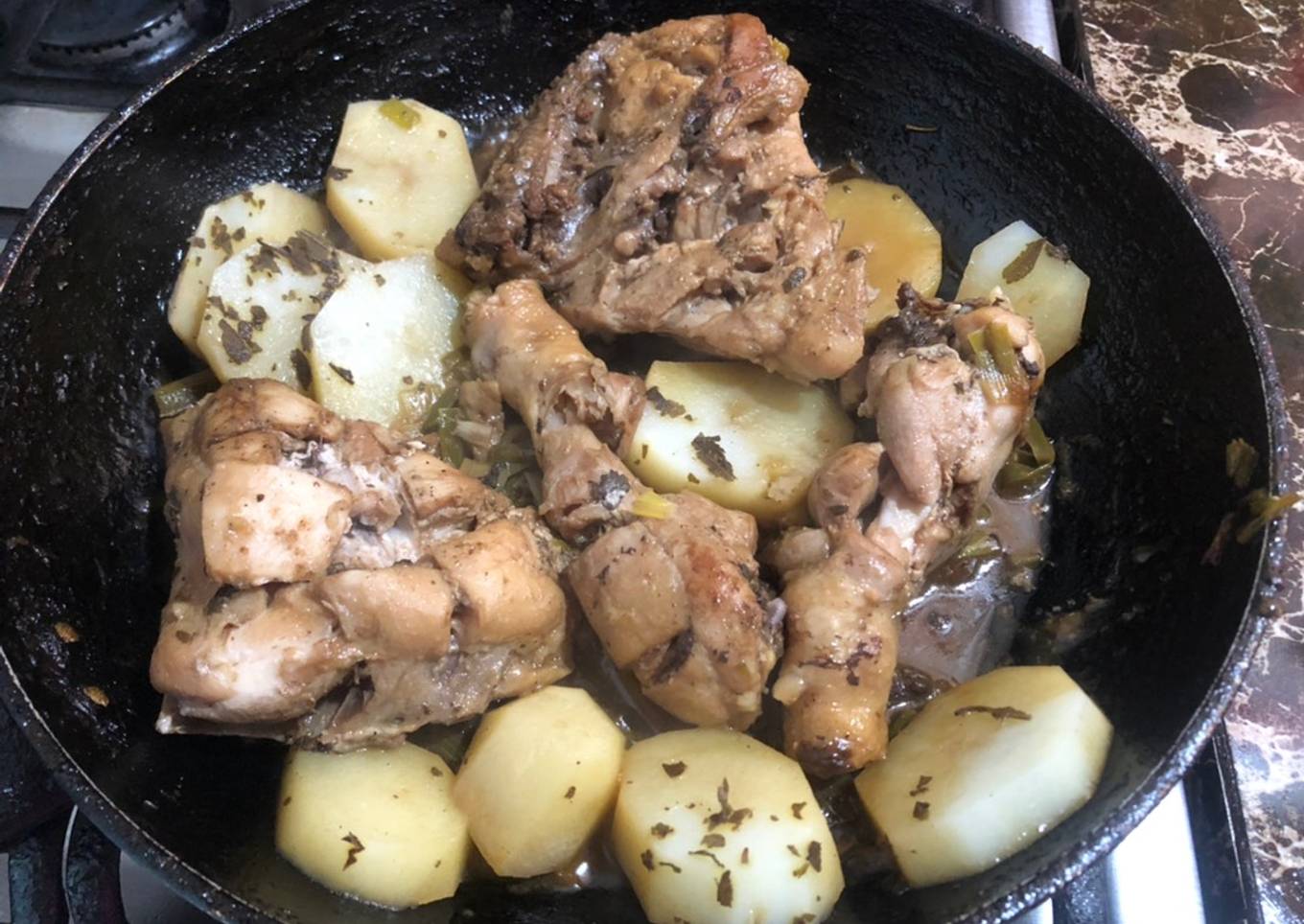 Pollo sudado con orégano y papas
